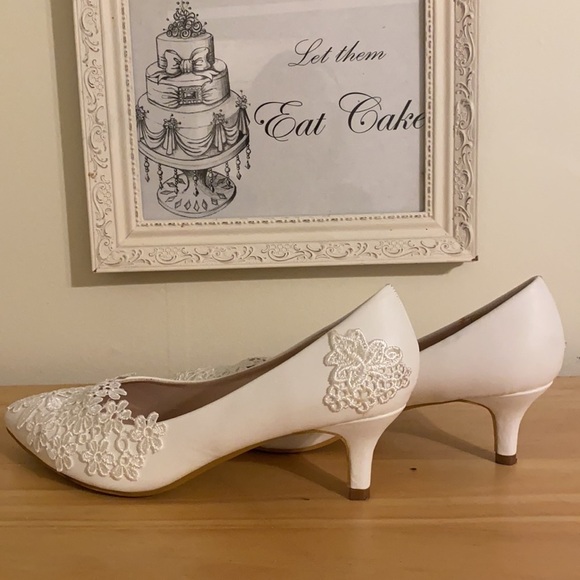 Ivory Lace Leather Low Heels, Size 9 (42) - Picture 10 of 12